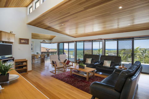 17 Canberra Crescent - Prestige Views At Burrill Lake - Holiday Sunshine Coast 0