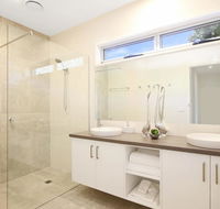 18 on Rayner - swish apartment Myrtleford - Holiday Sunshine Coast
