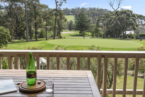 19 Buchan Street - Mollymooks Tee To Sea - Sunshine Coast Tourism 0