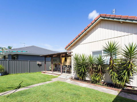 19 Lincoln Street - Holiday Sunshine Coast 2