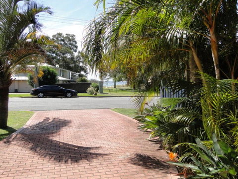 2 'Copacabana', 61 Sandy Point Road - Cute Unit With Water Views From The Balcony - Sunshine Coast Tourism 0