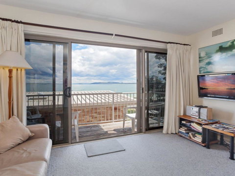 2 'Sunnie Belle' 3 Victoria Parade- Water Views Over Nelson Bay Foreshore - Sunshine Coast Tourism 2