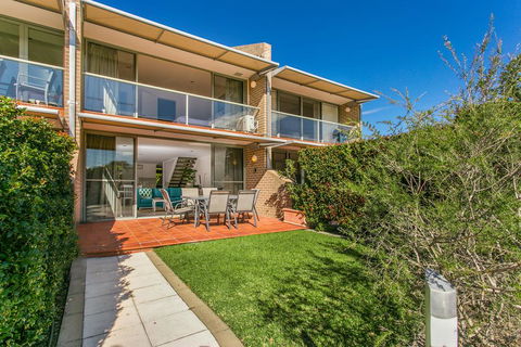 2 James Cook Apartments - Sunshine Coast Tourism 3