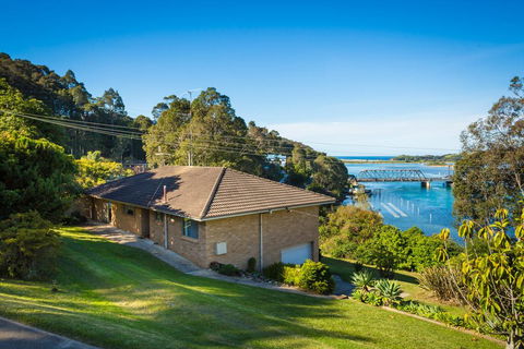2 Water Crescent - Retro Haven - Holiday Sunshine Coast 0