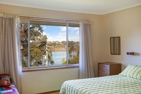2 Water Crescent - Retro Haven - Holiday Sunshine Coast 3
