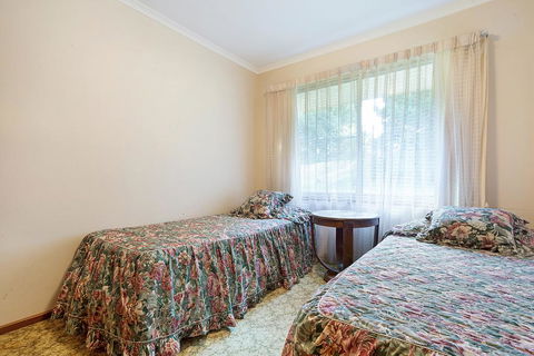 2 Water Crescent - Retro Haven - Holiday Sunshine Coast 1