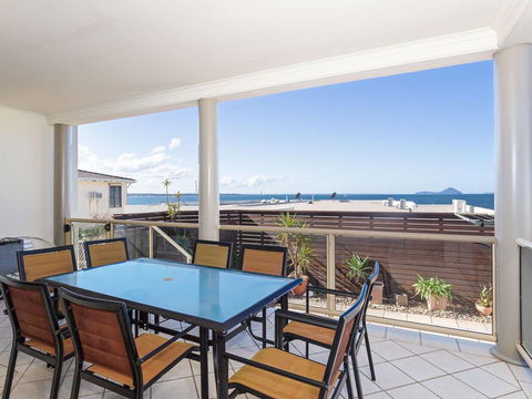 2/141A Soldiers Point Road - Large Waterfront Duplex Across From The Bowling Club - Sunshine Coast Tourism 2
