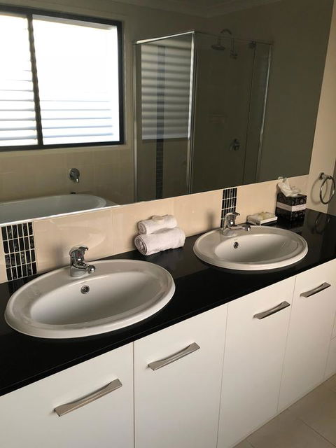 21 On Hursley Motel Apartments - Sunshine Coast Tourism 3