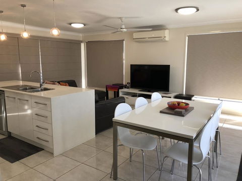 21 On Hursley Motel Apartments - Sunshine Coast Tourism 1