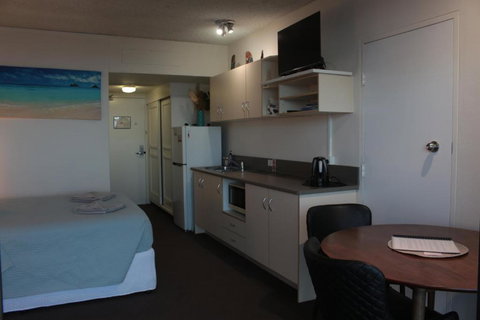 Beautiful Beachfront On The Strand At Aquarius - Sunshine Coast Tourism 1