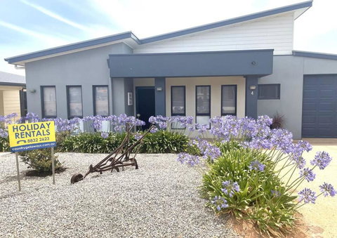 Beach Front Break - Sunshine Coast Tourism 0