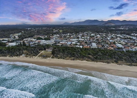 Beachfront 8 - Sunshine Coast Tourism 0