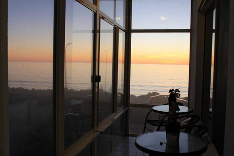 Beachfront Apartment 5/22 Esplanades Seaviews - Sunshine Coast Tourism 3