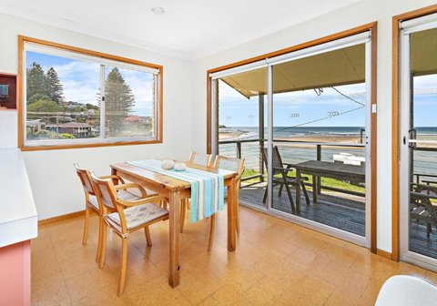 Beachfront Gerroa - Sunshine Coast Tourism 3