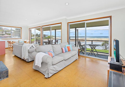 Beachfront Gerroa - Sunshine Coast Tourism 4