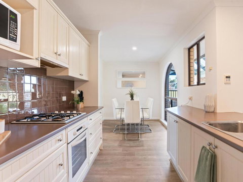 Beachside Escape In Seaford - Sunshine Coast Tourism 4