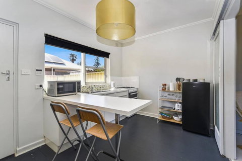 Beachy Keen In Gorgeous Henley Beach - Sunshine Coast Tourism 3