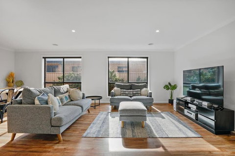 Beautiful Golden Point Home - Style&Sophistication - Sunshine Coast Tourism 1