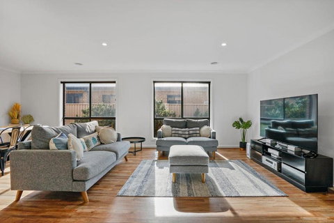 Beautiful Golden Point Home - Style&Sophistication - Sunshine Coast Tourism 0