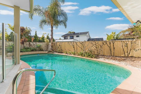 Beautiful House In Sylvania Waters - Holiday Sunshine Coast 2