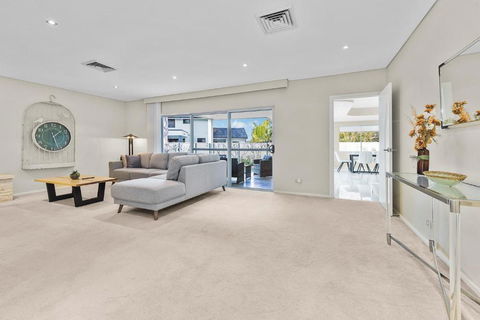 Beautiful House In Sylvania Waters - Holiday Sunshine Coast 4