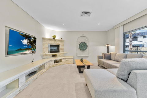 Beautiful House In Sylvania Waters - Holiday Sunshine Coast 3
