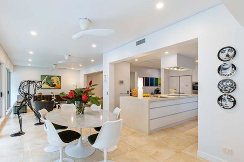 Beachfront 4 Bedroom Luxury Home - 16 Solander Boulevard - Sunshine Coast Tourism 4