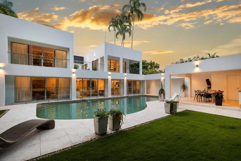 Beachfront 4 Bedroom Luxury Home - 16 Solander Boulevard - Sunshine Coast Tourism 0