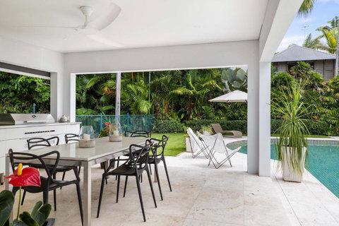 Beachfront 4 Bedroom Luxury Home - 16 Solander Boulevard - Sunshine Coast Tourism 3