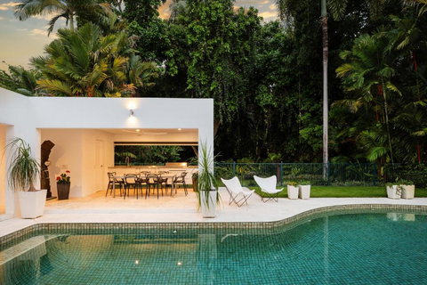 Beachfront 4 Bedroom Luxury Home - 16 Solander Boulevard - Sunshine Coast Tourism 1