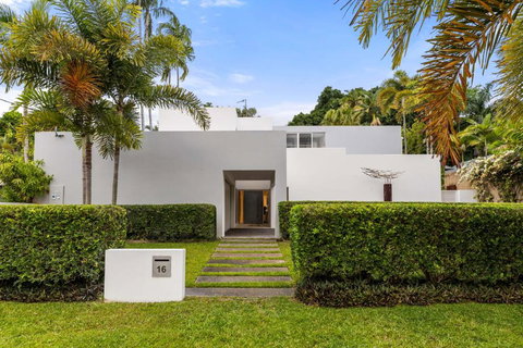 Beachfront 4 Bedroom Luxury Home - 16 Solander Boulevard - Sunshine Coast Tourism 2