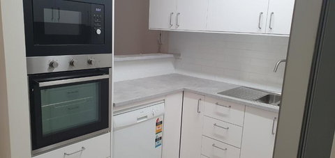 Beautiful, Inner City, Renovated Top Floor 2-bedroom Apartment - Sunshine Coast Tourism 2