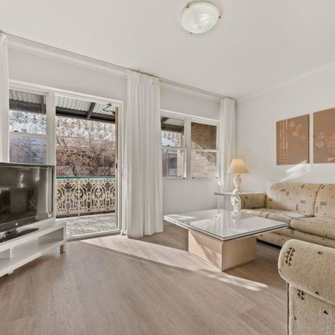 Beautiful, Inner City, Renovated Top Floor 2-bedroom Apartment - Sunshine Coast Tourism 1