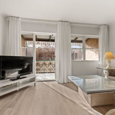 Beautiful, Inner City, Renovated Top Floor 2-bedroom Apartment - Sunshine Coast Tourism 0