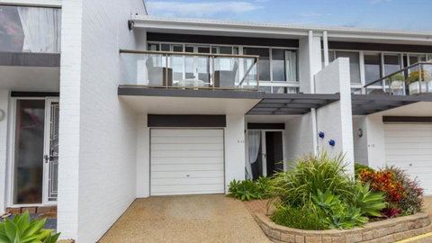 Beautiful Townhouse With Water Views - Sunshine Coast Tourism 1
