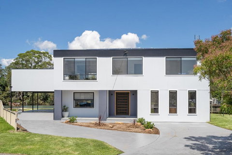 Beauty By The Water - Sunshine Coast Tourism 1