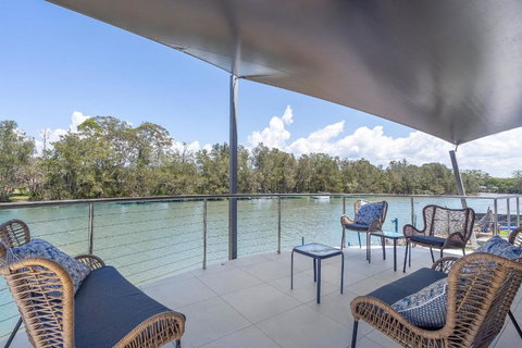 Beauty By The Water - Sunshine Coast Tourism 2