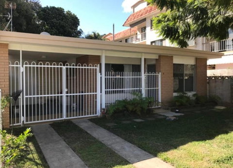 Bedroom In Surfers Chevron Island - Sunshine Coast Tourism 3