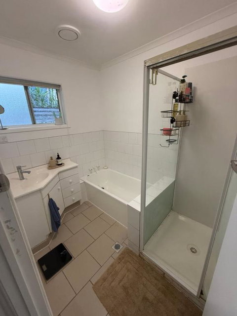 Bedroom In Surfers Chevron Island - Sunshine Coast Tourism 4