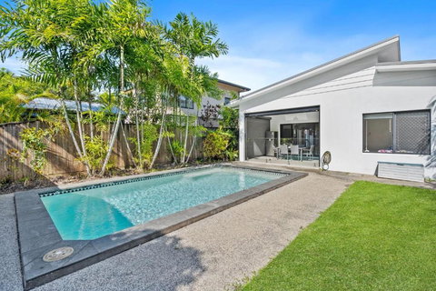 Belle Escapes 14 Beachfront In Trinity - Sunshine Coast Tourism 1