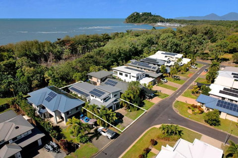 Belle Escapes 14 Beachfront In Trinity - Sunshine Coast Tourism 0