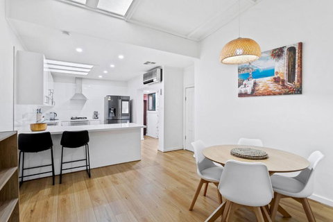 Belle Escapes - Glenelg Cottage By The Marina - Sunshine Coast Tourism 1