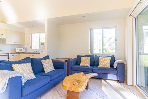 Berrara Lagoon Front Chalet - Sunshine Coast Tourism 3