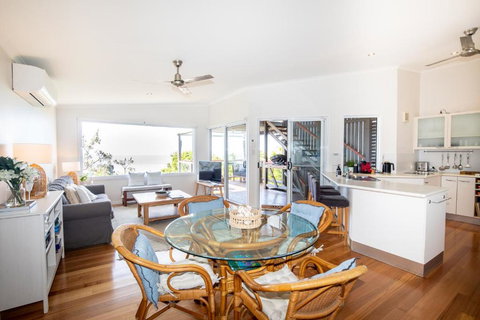 BEST OCEAN VIEWS ON STRADDIE + SUNSET DECK - Sunshine Coast Tourism 4