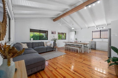 Big House Little House Moonee Beach - Sunshine Coast Tourism 0