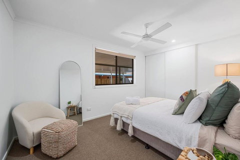 Big House Little House Moonee Beach - Sunshine Coast Tourism 4