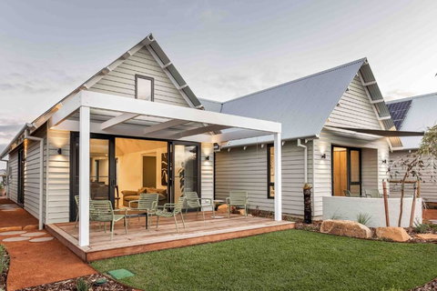 Birdnest Kookaburra - Sunshine Coast Tourism 0