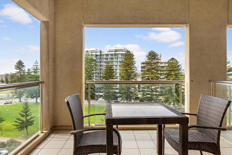 Belle Escapes - Glenelg Seaside Studio - Sunshine Coast Tourism 1