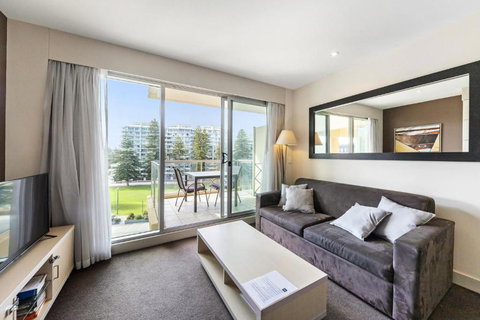 Belle Escapes - Seacrets At Glenelg - Sunshine Coast Tourism 3