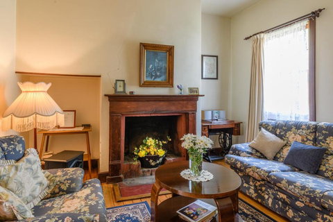 BRIDGE COTTAGES Sargeants & Armoury Cottages 1823 - HISTORY & CHARM - Sunshine Coast Tourism 1